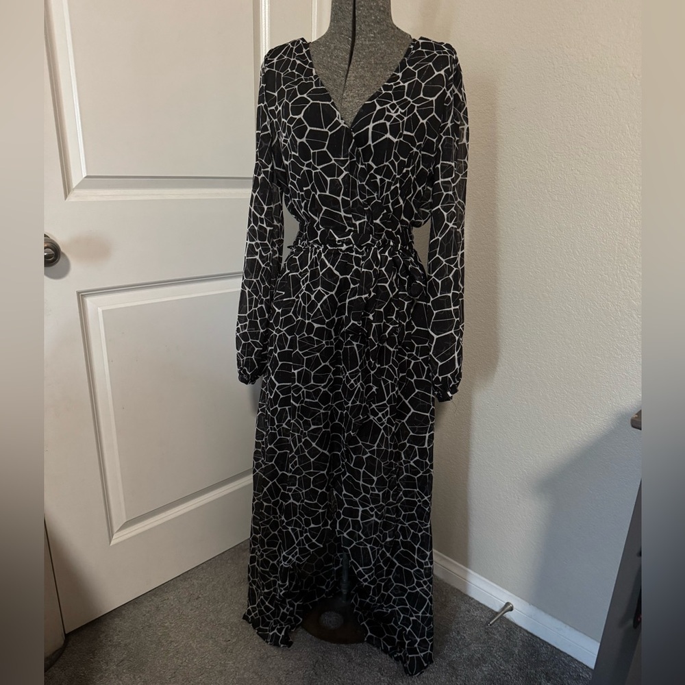 Jennifer Lopez Black and White Patterned Long Sleeve Dress